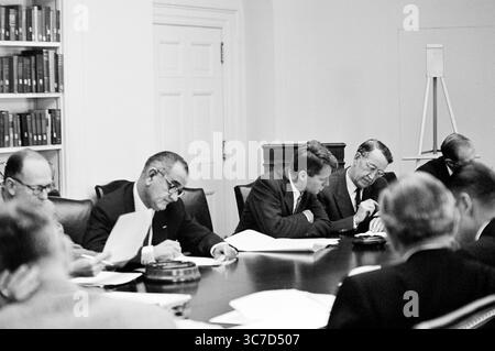 Comitato esecutivo del Consiglio di sicurezza nazionale (in senso orario dal basso a sinistra): Presidente del Joint Chiefs of staff General Maxwell D. Taylor, Segretario del Tesoro C. Douglas Dillon, Vice Presidente degli Stati Uniti Lyndon B. Johnson, Procuratore generale Robert F. Kennedy, ex Ambasciatore degli Stati Uniti in Unione Sovietica Llewellyn Thompson, Direttore dell'Arms Control and Disarmament Agency William C. Foster, Segretario alla difesa Robert S. McNamara e Vice Segretario alla difesa Roswell Gilpatric nella sala del gabinetto durante l'incontro con il Presidente degli Stati Uniti John F. Kennedy riguardo la crisi a Cuba, White Foto Stock