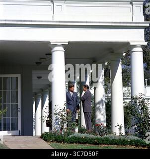 Il Presidente degli Stati Uniti John F. Kennedy ha parlato con il Segretario alla difesa degli Stati Uniti Robert S. McNamara (a destra) nel colonnato West Wing fuori dall'Ufficio ovale durante l'incontro con il Comitato Esecutivo del Consiglio di sicurezza Nazionale quel giorno per quanto riguarda la crisi a Cuba, Casa Bianca, Washington, D.C., USA, Cecil W. Stoughton, White House Photographs, 29 ottobre 1962 Foto Stock