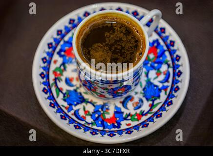 Primo piano di una tazza di tradizionale caffè turco caldo su un piattino abbinato con un bellissimo motivo floreale in stile Iznik, a Istanbul, Turchia Foto Stock