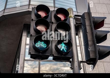 25 luglio 2025 Cork, Irlanda Un semaforo con luci per bici e pedonali per la sicurezza Foto Stock