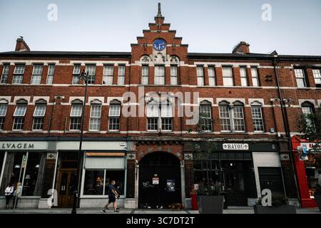 25 luglio 2025 Cork, Irlanda questo storico edificio in mattoni rossi mostra un'architettura unica e straordinaria che affascina Foto Stock