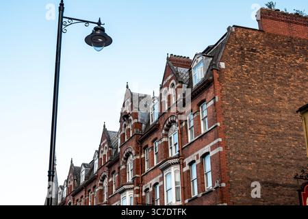 25 luglio 2025 Cork, Irlanda la pittoresca e affascinante architettura vittoriana migliora splendidamente la scena urbana Foto Stock