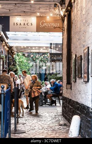 25 luglio 2025 Cork, Irlanda Scoprite un'affascinante atmosfera culinaria all'Isaacs, perfetta per il cibo, gli amici e il relax Foto Stock