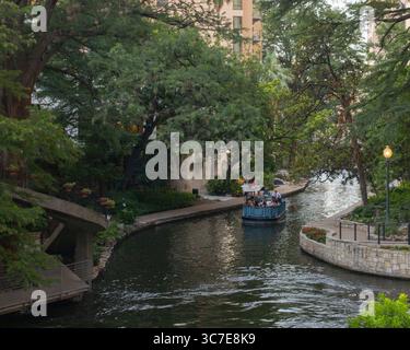 Lungofiume di San Antonio con battello River Shuttle, fotografato nel centro di San Antonio, Texas. Foto Stock