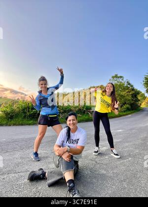 I partecipanti che corrono e camminano attraverso i lussureggianti sentieri della foresta e le strade storiche della città durante l'evento Trail Real Priolo nell'isola di São Miguel, nelle Azzorre, Foto Stock