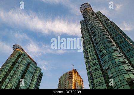 Le vette dei condomini Harbourside Park i & II a Coal Harbour, Vancouver, BC. Foto Stock
