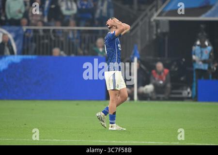 Gelsenkirchen, Germania. 1 agosto 2025. Nikola KATIC (GE) esce dal campo, riceve un cartellino giallo-rosso, viene espulso, deluso, deluso, deluso, deluso, delusione, delusione, delusione, Bundesliga, 2° giorno della partita, FC Schalke 04 (GE) - Hertha BSC Berlin (B) 2-1 il 1° agosto 2025, a Gelsenkirchen, Germania. #Le normative DFL vietano qualsiasi uso di fotografie come sequenze di immagini e/o quasi-video # credito: dpa/Alamy Live News Foto Stock