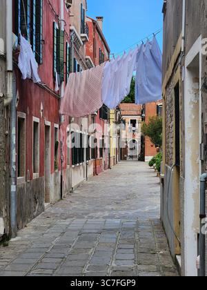 Lavaggio appeso sopra una via Cannaregio venezia Foto Stock