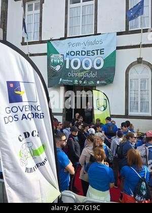 I partecipanti che corrono e camminano attraverso i lussureggianti sentieri della foresta e le strade storiche della città durante l'evento Trail Real Priolo nell'isola di São Miguel, nelle Azzorre, Foto Stock