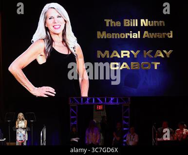 Canton, Stati Uniti. 1 agosto 2025. Mary Kay Cabot, scrittrice di Cleveland Sports, parla dopo aver ricevuto il Bill Nunn Memorial Award durante la cerimonia della Giacca d'oro della Pro Football Hall of Fame 2025 a Canton, Ohio, venerdì 1 agosto 2025. Foto di Aaron Josefczyk/UPI credito: UPI/Alamy Live News Foto Stock