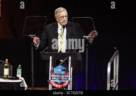 Canton, Stati Uniti. 1 agosto 2025. L'emittente sportiva Brent Musburger parla dopo aver ricevuto il Pete Rozelle Award durante la cerimonia della Giacca d'oro della Pro Football Hall of Fame 2025 a Canton, Ohio, venerdì 1 agosto 2025. Foto di Aaron Josefczyk/UPI credito: UPI/Alamy Live News Foto Stock