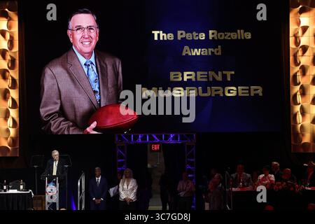 Canton, Stati Uniti. 1 agosto 2025. L'emittente sportiva Brent Musburger parla dopo aver ricevuto il Pete Rozelle Award durante la cerimonia della Giacca d'oro della Pro Football Hall of Fame 2025 a Canton, Ohio, venerdì 1 agosto 2025. Foto di Aaron Josefczyk/UPI credito: UPI/Alamy Live News Foto Stock