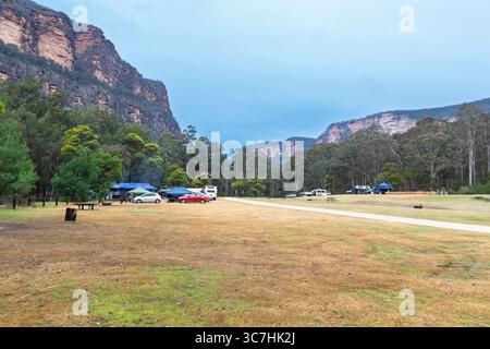 Fotografia del pittoresco e popolare Coorongooba Campground situato nella Capertee Valley nel Wollemi National Park in Australia. Foto Stock