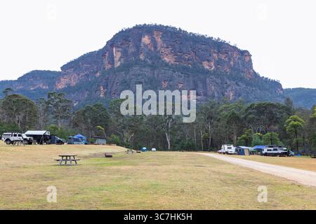 Fotografia del pittoresco e popolare Coorongooba Campground situato nella Capertee Valley nel Wollemi National Park in Australia. Foto Stock