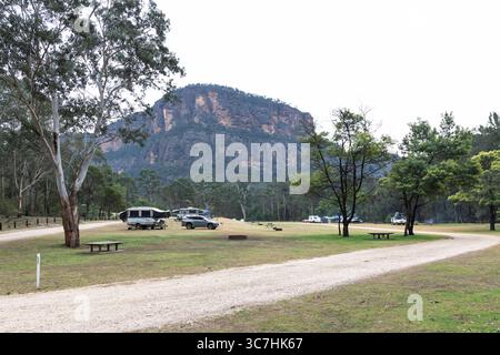 Fotografia del pittoresco e popolare Coorongooba Campground situato nella Capertee Valley nel Wollemi National Park in Australia. Foto Stock