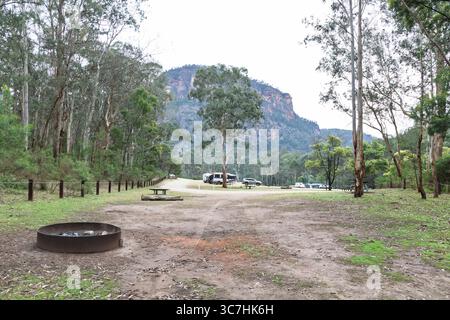 Fotografia del pittoresco e popolare Coorongooba Campground situato nella Capertee Valley nel Wollemi National Park in Australia. Foto Stock