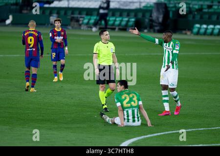 7 febbraio 2021, Siviglia, SIVIGLIA, SPAGNA: Aissa Mandi del Real Betis e del Cerro grande, arbitro, durante la Liga, partita di calcio giocata tra Real Betis Balompie e Futbol Club Barcelona allo stadio Benito Villamarin il 7 febbraio 2021 a Siviglia, Spagna. (Immagine di credito: © Joaquin Corchero/AFP7 tramite filo ZUMA) Foto Stock