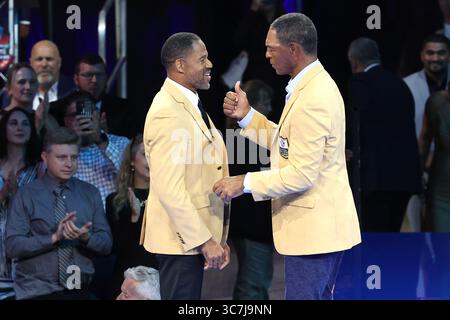Canton, Stati Uniti. 1 agosto 2025. Eric Allen (L) parla con Marcus Allen dopo aver ricevuto la sua giacca d'oro durante la cerimonia della Giacca d'oro della Pro Football Hall of Fame 2025 a Canton, Ohio, venerdì 1 agosto 2025. Foto di Aaron Josefczyk/UPI credito: UPI/Alamy Live News Foto Stock