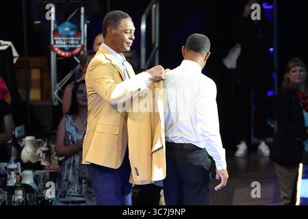 Canton, Stati Uniti. 1 agosto 2025. Marcus Allen (L) colloca la giacca d'oro su Eric Allen durante la cerimonia della Giacca d'oro della Pro Football Hall of Fame 2025 a Canton, Ohio, venerdì 1 agosto 2025. Foto di Aaron Josefczyk/UPI credito: UPI/Alamy Live News Foto Stock
