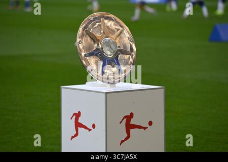 Gelsenkirchen, Germania. 1 agosto 2025. Il trofeo di campionato della 2a divisione, 2a Bundesliga, caratteristica, foto simbolica, motivo marginale, calcio 2nd Bundesliga, 1st Matchday, FC Schalke 04 (GE) - Hertha BSC Berlin (B) 2-1 il 1 agosto 2025, a Gelsenkirchen, Germania. #Le normative DFL vietano qualsiasi uso di fotografie come sequenze di immagini e/o quasi-video # credito: dpa/Alamy Live News Foto Stock