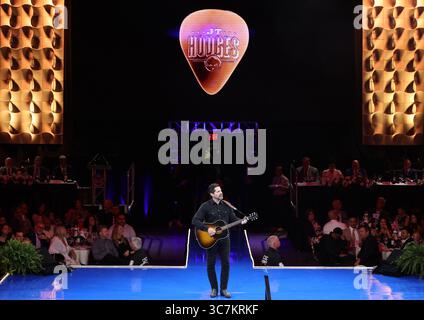 Canton, Stati Uniti. 1 agosto 2025. Il cantante country JT Hodges si esibisce durante la cerimonia della Giacca d'oro della Pro Football Hall of Fame 2025 a Canton, Ohio, venerdì 1 agosto 2025. Foto di Aaron Josefczyk/UPI credito: UPI/Alamy Live News Foto Stock