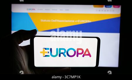 Germania. 17 luglio 2025. In questa foto, una persona ha in mano un cellulare con il logo del partito politico italiano piu Europa sullo schermo davanti alla pagina web. (Foto di Timon Schneider/SOPA Images/Sipa USA) *** esclusivamente per notizie editoriali **** credito: SIPA USA/Alamy Live News Foto Stock