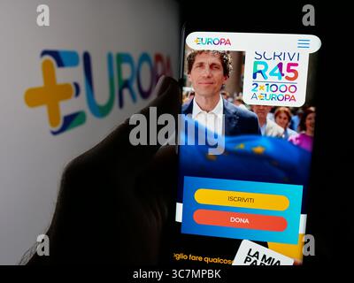 Germania. 17 luglio 2025. In questa foto, una persona ha in mano uno smartphone con la pagina web del partito politico italiano piu Europa sullo schermo davanti al logo. (Foto di Timon Schneider/SOPA Images/Sipa USA) *** esclusivamente per notizie editoriali **** credito: SIPA USA/Alamy Live News Foto Stock