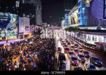 10 febbraio 2021, Bangkok, Thailandia: Migliaia di manifestanti pro-democrazia marciano verso la stazione di polizia di Pathumwan per chiedere il rilascio di un manifestante arrestato in precedenza durante la stessa protesta, durante una protesta "fare rumore" per denunciare il recente colpo di stato militare della giunta in Myanmar e respingere l'articolo 112 del codice penale tailandese..migliaia di manifestanti pro-democrazia hanno organizzato una manifestazione, fuori dal centro commerciale MBK Shopping Mall a Siam, chiamato â€˜fare Noiseâ€™ sbattendo gli utensili da cucina in solidarietà con i manifestanti anti del colpo di stato militare in Myanmar, nonché respingendo la sezione 112 del codice penale tailandese. Foto Stock