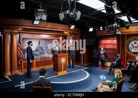 11 febbraio 2021, Washington, Distretto di Columbia, USA: Rappresentante degli Stati Uniti Raphael Warnock (Democratico della Georgia), centro, si unisce al Rappresentante degli Stati Uniti Jon Ossoff (Democratico della Georgia), sinistra, e al leader delle minoranze del Senato degli Stati Uniti Chuck Schumer (Democratico di New York), destra, per una conferenza stampa al Campidoglio degli Stati Uniti a Washington, DC, giovedì 11 febbraio 2021. Credito: Rod Lamkey / CNP (immagine di credito: © Rod Lamkey - CNP/CNP tramite filo ZUMA) Foto Stock