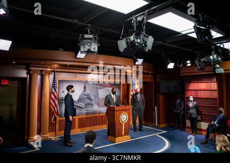 11 febbraio 2021, Washington, Distretto di Columbia, USA: Rappresentante degli Stati Uniti Raphael Warnock (Democratico della Georgia), centro, si unisce al Rappresentante degli Stati Uniti Jon Ossoff (Democratico della Georgia), sinistra, e al leader delle minoranze del Senato degli Stati Uniti Chuck Schumer (Democratico di New York), destra, per una conferenza stampa al Campidoglio degli Stati Uniti a Washington, DC, giovedì 11 febbraio 2021. Credito: Rod Lamkey / CNP (immagine di credito: © Rod Lamkey - CNP/CNP tramite filo ZUMA) Foto Stock