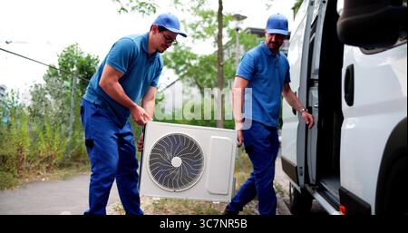 Tecnico HVAC certificato che ispeziona le unità dell'aria condizionata commerciali per motivi di sicurezza. Foto Stock