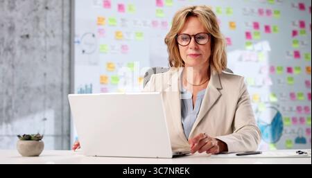 Donne di successo che dirigono l'ufficio legale con visione e innovazione Foto Stock