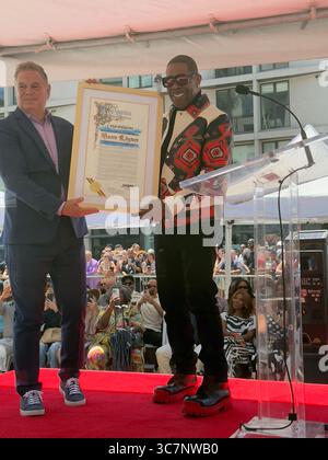 Los Angeles, Stati Uniti. 1 agosto 2025. Hollywood, Los Angeles, Stati Uniti. 1° agosto 2025. Jerry Neuman, presidente della camera di commercio dell'area di Los Angeles, presenta un proclama a busta Rhymes durante la cerimonia della Hollywood Walk of Fame. Crediti: Sharon Graphics/Alamy Live News Foto Stock