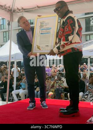 Los Angeles, Stati Uniti. 1 agosto 2025. Hollywood, Los Angeles, Stati Uniti. 1° agosto 2025. Jerry Neuman, presidente della camera di commercio dell'area di Los Angeles, presenta un proclama a busta Rhymes durante la cerimonia della Hollywood Walk of Fame. Crediti: Sharon Graphics/Alamy Live News Foto Stock