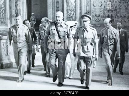 Il generale Henry Maitland Wilson e il re Giorgio vi accompagnati da altri ufficiali nella Reggia di Caserta, Ita;y, c.1943. Foto Stock