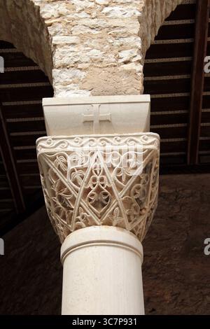 Capitale della colonna nel Palazzo Eufrosiano, Parenzo Foto Stock