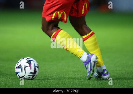 Walsall, Regno Unito. 30 luglio 2025. Logo McDonalds sul retro dei pantaloncini dei giocatori dell'RC Lens durante la partita amichevole pre-stagionale tra Wolverhampton Wanderers e RC Lens al Pallet-Track Bescot Stadium, Walsall. Il credito per immagini dovrebbe essere: James Baylis/Sportimage Credit: Sportimage Ltd/Alamy Live News Foto Stock
