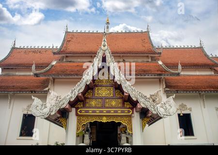 Vista frontale del tempio buddista bianco Wat Jetlin a Chiang mai, Thailandia Foto Stock