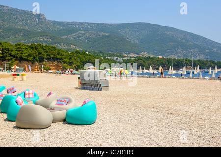 Brac, Croazia - 11 giugno 2025: Spiaggia di Zlatni Rat (Corno d'Oro) a Bol sull'isola di Brac, Croazia Foto Stock