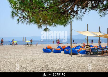 Brac, Croazia - 11 giugno 2025: Spiaggia di Zlatni Rat (Corno d'Oro) a Bol sull'isola di Brac, Croazia Foto Stock