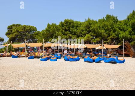 Brac, Croazia - 11 giugno 2025: Spiaggia di Zlatni Rat (Corno d'Oro) a Bol sull'isola di Brac, Croazia Foto Stock