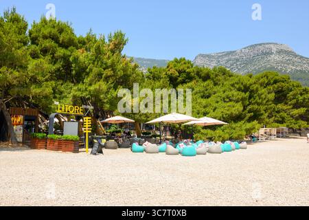 Brac, Croazia - 11 giugno 2025: Spiaggia di Zlatni Rat (Corno d'Oro) a Bol sull'isola di Brac, Croazia Foto Stock