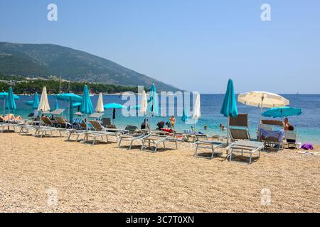 Brac, Croazia - 11 giugno 2025: Spiaggia di Zlatni Rat (Corno d'Oro) a Bol sull'isola di Brac, Croazia Foto Stock