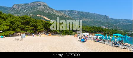 Brac, Croazia - 11 giugno 2025: Spiaggia di Zlatni Rat (Corno d'Oro) a Bol sull'isola di Brac, Croazia Foto Stock