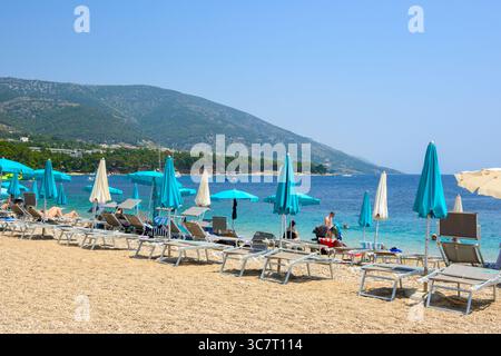 Brac, Croazia - 11 giugno 2025: Spiaggia di Zlatni Rat (Corno d'Oro) a Bol sull'isola di Brac, Croazia Foto Stock