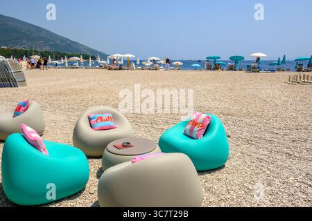 Brac, Croazia - 11 giugno 2025: Spiaggia di Zlatni Rat (Corno d'Oro) a Bol sull'isola di Brac, Croazia Foto Stock
