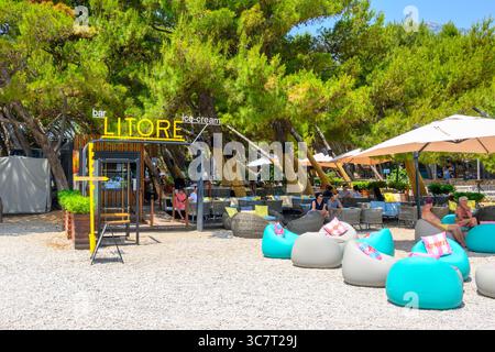 Brac, Croazia - 11 giugno 2025: Spiaggia di Zlatni Rat (Corno d'Oro) a Bol sull'isola di Brac, Croazia Foto Stock