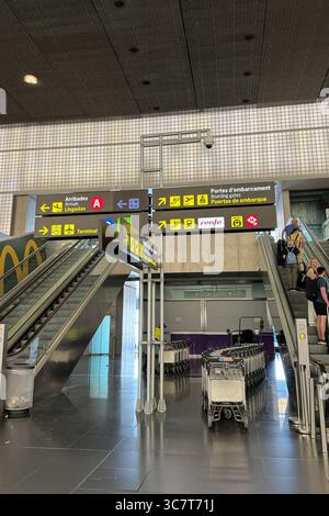 BARCELLONA, SPAGNA- 29 MAGGIO 2024: Moderna scala mobile all'interno dell'aeroporto internazionale El Prat di Barcellona, spazio architettonico pulito con passeggeri e. Foto Stock