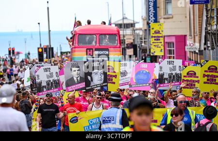Brighton Regno Unito 2 agosto 2025 - migliaia di persone partecipano alla parata Brighton & Hove Pride e alle celebrazioni di questo fine settimana. Riconosciuto come il Pride Festival internazionale più popolare del Regno Unito, Brighton & Hove Pride attrae un pubblico diversificato da tutto il mondo ed è l'attrazione turistica annuale più popolare della città: Credit Simon Dack /Alamy Live News Foto Stock