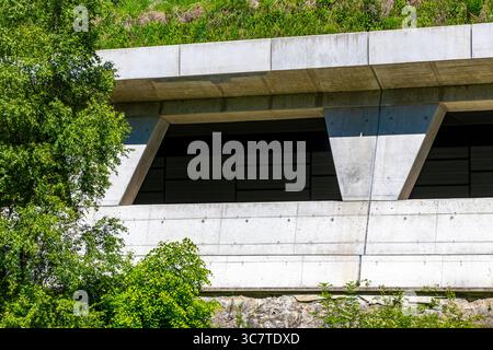 Tunnel autostradale ai piedi della montagna vista dall'esterno nel distretto di Landeck Landeck Tirolo Austria. Foto Stock
